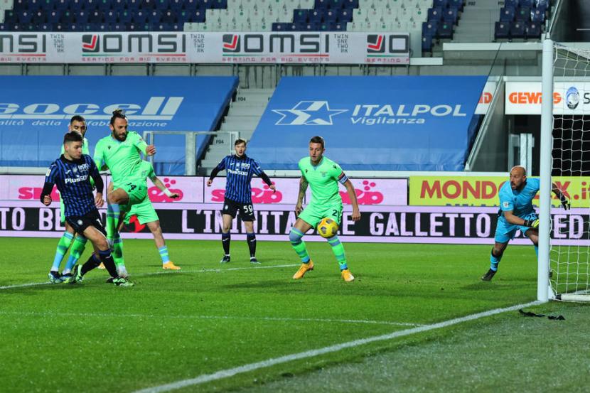 Pemain Atalanta Berat Djimsiti (kiri) mencetak gol ke gawang Lazio di perempat final Coppa Italia.