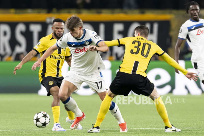 Pemain Atalanta Charles De Ketelaere membawa bola diapit pemain Young Boys dalam pertandingan Liga Champions di Stadion Wankdorf, Bern, Swiss, Rabu (27/11/2024) dini hari WIB. De Ketelaere mencetak dua gol dan tiga assist dalam kemenangan ATalanta 6-1 atas Young Boys.