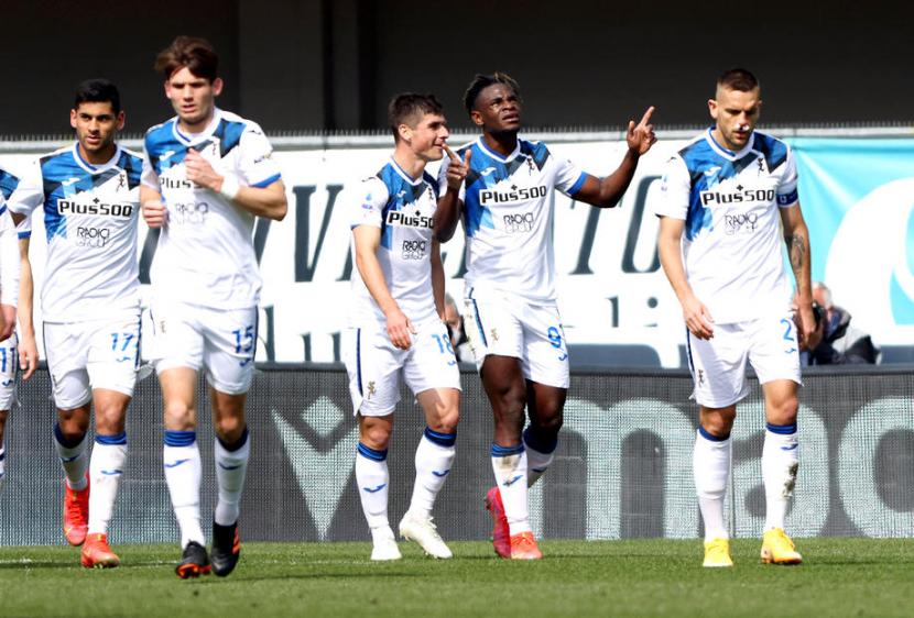 Pemain Atalanta Duvan Zapata (kedua kanan) merayakan golnya ke gawang Hellas Verona.