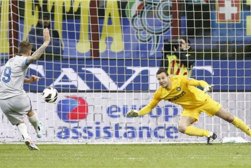 Pemain Atalanta, German Denis, melepaskan tembakan penalti yang gagal dibendung kiper Inter Milan, Samir Handanovic, di laga Serie A Italia di San Siro, Milan, Ahad (7/4). 