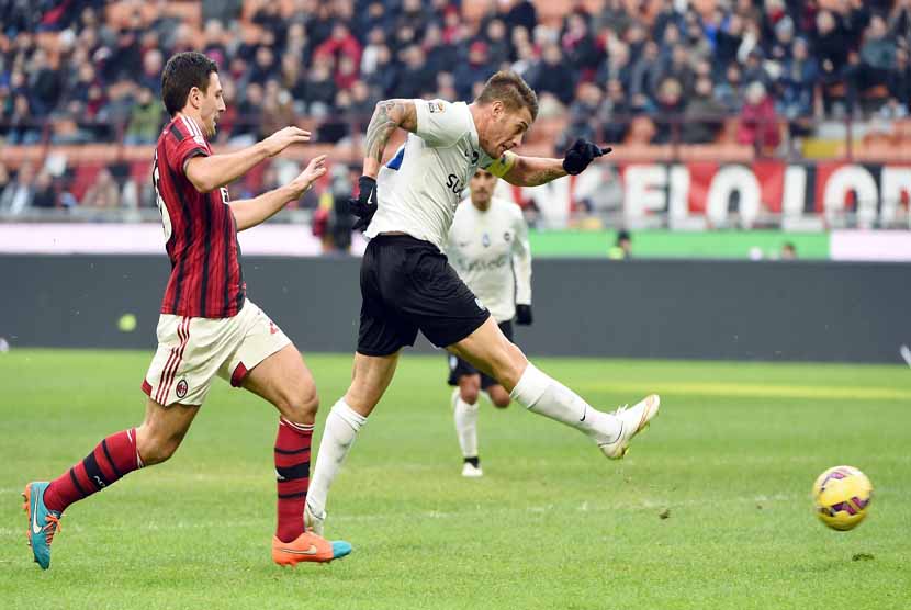 Pemain Atalanta, German Gustavo Denis (kanan), membobol gawang AC Milan saat kedua tim bersua di laga Serie A Italia di Stadion  Giuseppe Meazza, Milan, Ahad (18/1). 