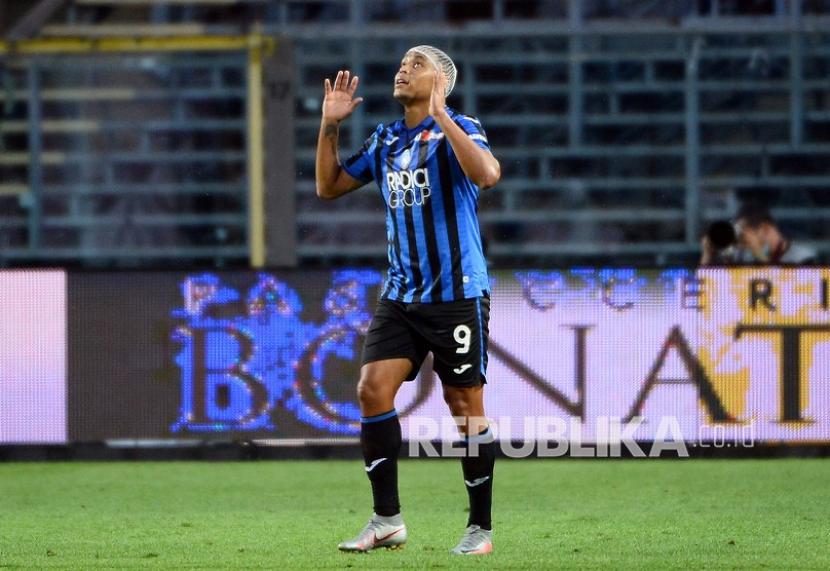 Pemain Atalanta Luis Muriel melakukan selebrasi usai mencetak gol kemenangan timnya pada pertandingan sepak bola Serie A Italia antara Atalanta dan Bologna, di Stadion Gewiss di Bergamo, Italia, Selasa (21/7/2020). 