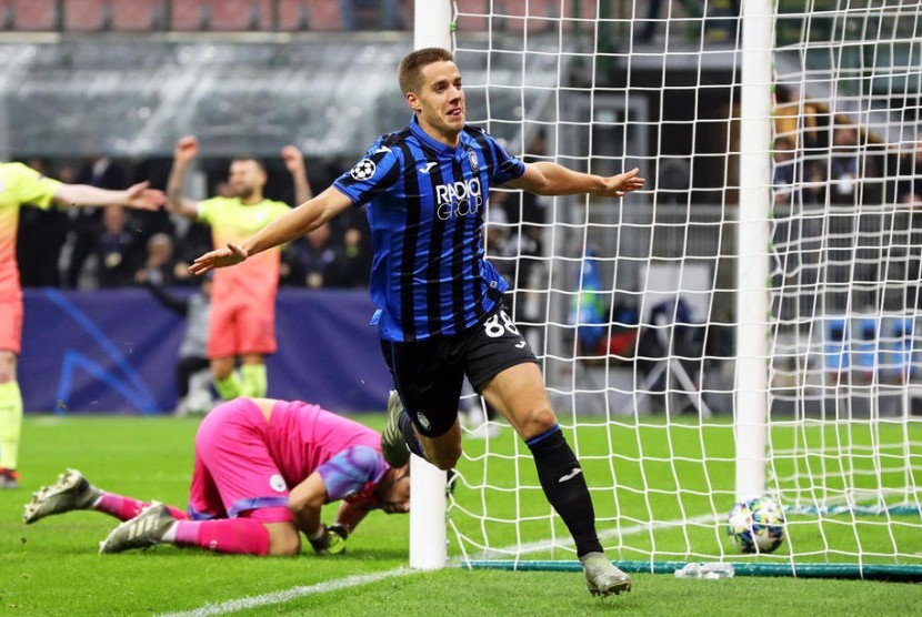 Pemain Atalanta Mario Pasalic mencetak gol ke gawang Manchester City.