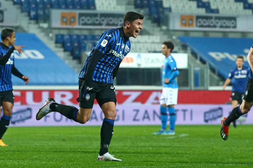 Pemain Atalanta Matteo Pessina merayakan gol ke gawang Napoli dalam pertandingan Semifinal Piala Italia, Kamis (11/2) dini hari.