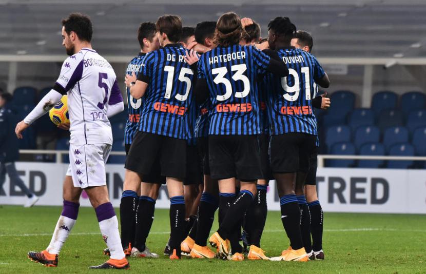 Pemain Atalanta merayakan gol ke gawang Fiorentina pada laga Serie A, Ahad (13/12).