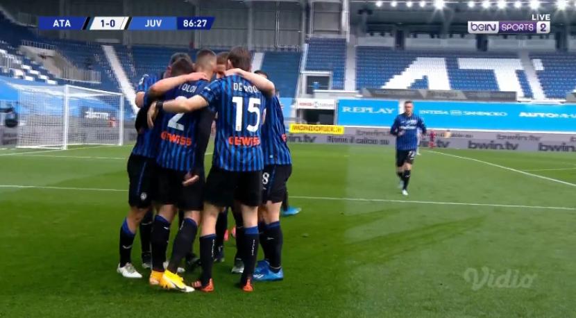 Pemain Atalanta merayakan gol yang diciptakan Ruslan Malinovsky ke gawang Juventus. Atalanta sukses mengalahkan Juventus 1-0 dalam laga lanjutan Liga Italia, Ahad (18/4).