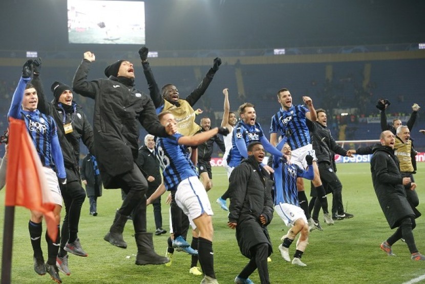 Pemain Atalanta merayakan keberhasilan lolos ke babak 16 besar Liga Champions.