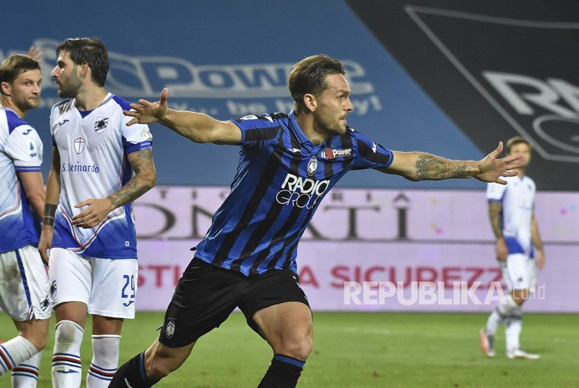 Pemain  Atalanta Rafael Toloi  berselebrasi  usai mencetak gol pada  pertandingan Serie A antara Atalanta dan Sampdoria di Stadion Gewiss di Bergamo, Italia, Kamis (9/7) dini hari. 