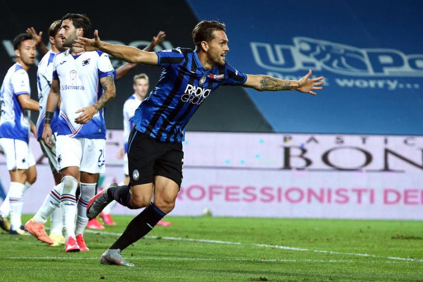 Pemain Atalanta Rafael Toloi merayakan gol yang dicetaknya ke gawang Sampdoria. Atalanta menang 2-0 dan menggeser Inter Milan dari posisi ketiga klasemen sementara Serie A Liga Italia.