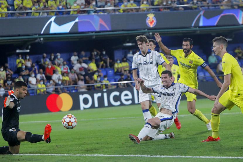 Pemain Atalanta Robin Gosens (bawah) menjebol gawang Villarreal dalam pertandingan penyisihan grup Liga Champions.