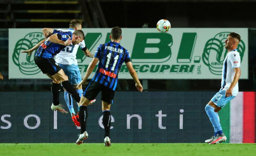 Pemain Atalanta Robin Gosens (kiri) mencetak gol ke gawang Lazio. Atalanta mengalahkan Lazio 3-2 dalam pertandingan Serie A.
