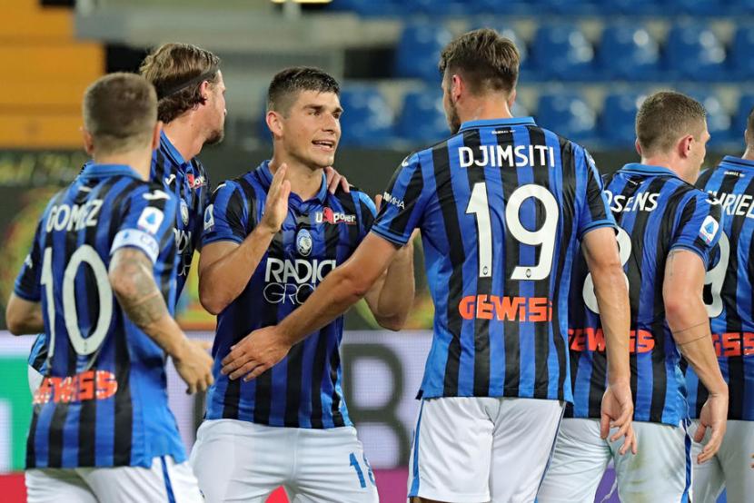 Pemain Atalanta Ruslan Malinovskiy (ketiga kiri) merayakan gol ke gawang Parma bersama rekan-rekannya.