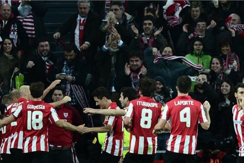 Pemain Athletic Bilbao melakukan selebrasi usai menjebol gawang lawan.