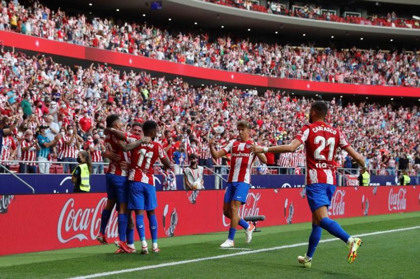 Pemain Atletico Madrid Angel Correa (kiri) merayakan golnya ke gawang Elche bersama rekan-rekannya dalam pertandingan La Liga Spanyol,