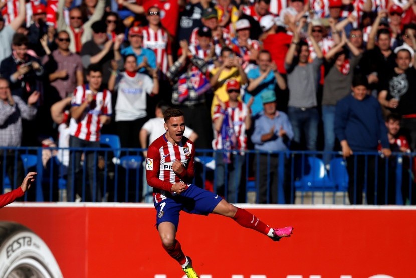  Pemain Atletico Madrid Antoine Griezmann merayakan golnya melawan Rayo Vallecano, Ahad (1/5).