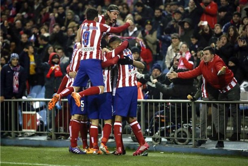 Pemain Atletico Madrid merayakan gol Diego Costa saat mengalahkan Levante 3-2 di laga La Liga Spanyol di Stadion Vicente Calderon, Madrid, Sabtu (21/12). 