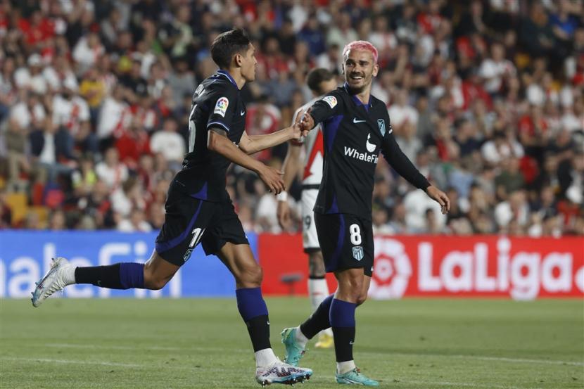 Pemain Atletico Madrid Nahuel Molina (kiri) merayakan golnya ke gawang Rayo Vallecano.