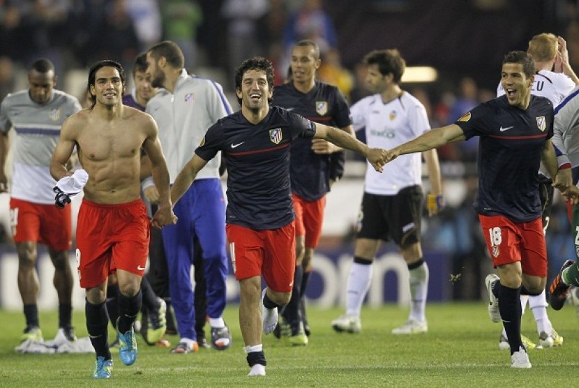 Pemain Atletico Madrid, Ramadel Falcao (kiri), Arda Turan (tengah), dan Alvaro Domiguez (kanan) melakukan selebrasi setelah memenangkan leg kedua babak semifinal Liga Eropa kontra Valencia di Stadion Mestalla, Jumat (27/4). Atletico bakal bertemu Athletic 