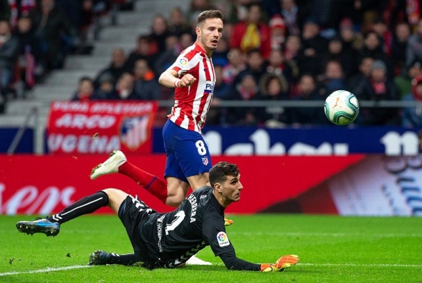 Pemain Atletico Madrid Saul Niguez mencetak gol ke gawang Osasuna pada pertandingand di Stadion Wanda Metropolitano, Ahad (15/12) dini hari WIB.