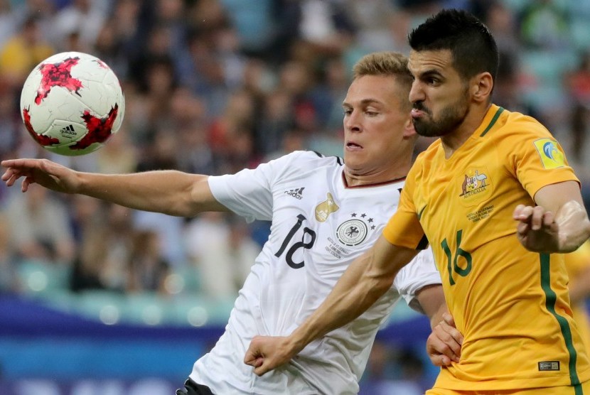 Pemain Australi, Aziz Behich (kanan) berebut bola dengan pemain Jerman, Joshua Kimmich pada laga penyisihan Piala Konfederasi 2017 di Sochi, Rusia, Selasa (20/6) dini hari WIB. Jerman menang 3-2.