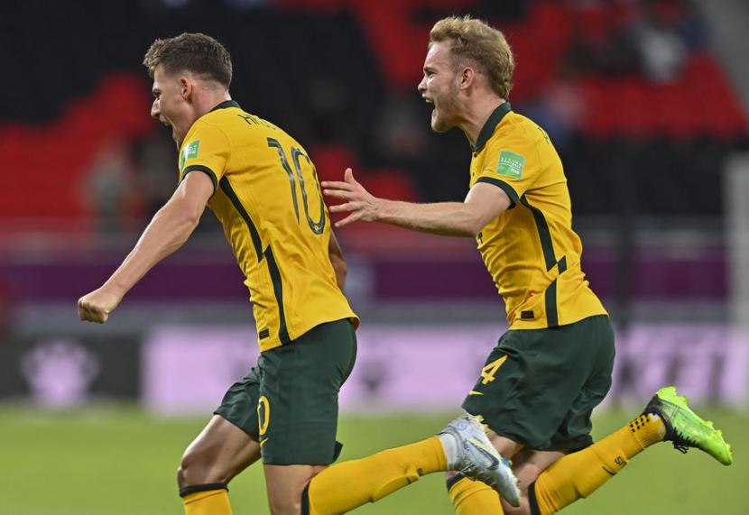 Pemain Australia Ajdin Hrustic (kiri) merayakan golnya ke gawang UEA pada laga playoff Piala Dunia 2022 Zona Asia.