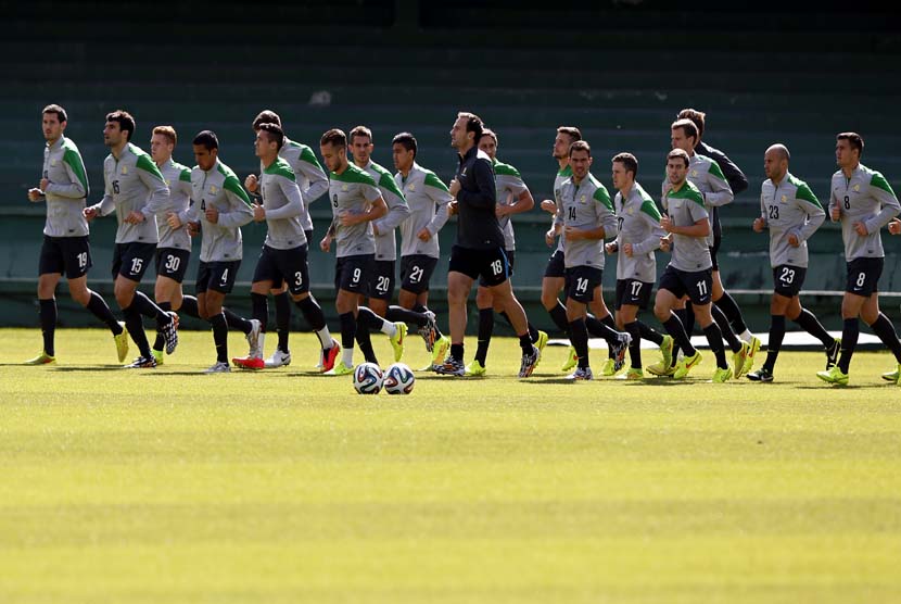 Pemain Australia selama sesi pelatihan di stadion Estadio Major Antonio Couto Pereira di Curitiba, Brasil,(22/6). (EPA/Rungroj Yongrit)