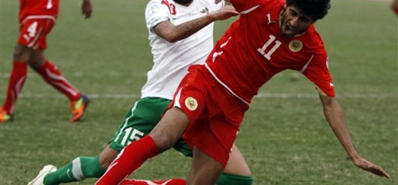 Pemain Bahrain, Abdullatif Ismaeel (kanan) berebut bola dengan pemain Indonesia, Michiele Diego (kiri). Indonesia dicukur Bahrain 10-0 dalam laga kualifikasi Piala Dunia 2014, Rabu (29/1).