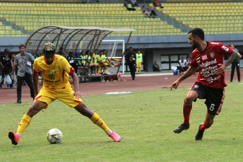 Pemain Bali United Brwa Hekmat Nouri (kanan) berusaha membayangi pemain Bhayangkara FC Bruno De Oliveira Matos (kiri) pada pertandingan Liga 1, di Stadion Patriot Candrabhaga, Bekasi, Jawa Barat, Jumat (13/9/2019). Bhayangkara FC ditahan imbang Bali United dengan skor akhir 0-0. 