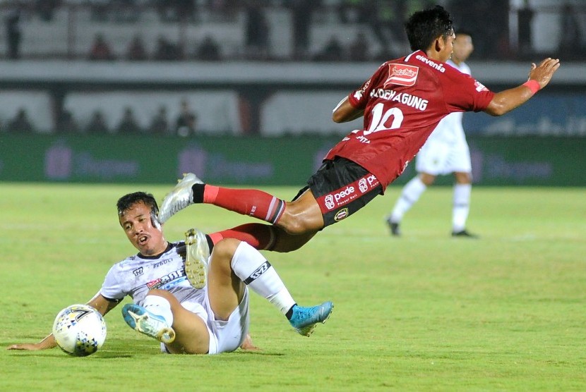 Gelandang muda Bali United, Kadek Agung (kanan).