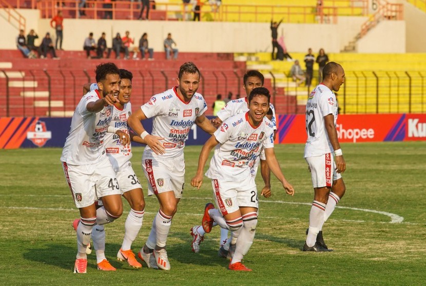 Pemain Bali United Ricky Fajrin (keempat kiri) melakukan selebrasi seusai menjebol gawang Kalteng Putra saat laga Liga 1 2019 di Stadion Sultan Agung, Bantul, DI Yogyakarta, Rabu (26/6).