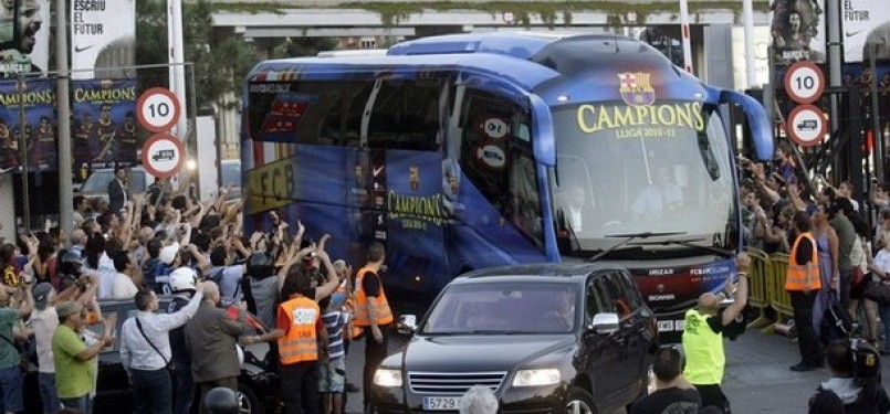 Pemain Barca naik bus