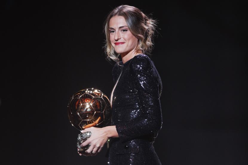Gelandang Barcelona Alexia Putellas meraih penghargaan Ballon d’Or 2021 wanita.