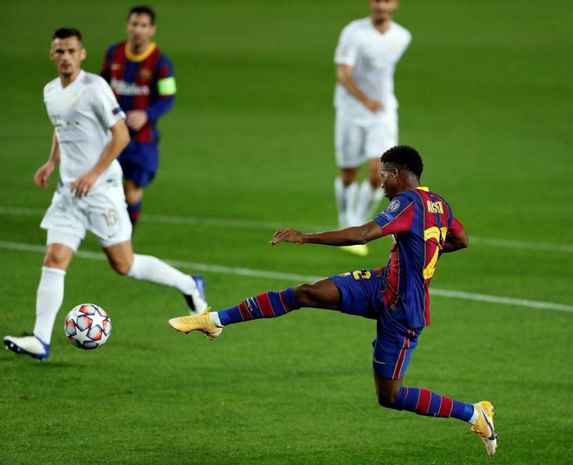 Pemain  Barcelona Ansu Fati mencetak gol ke gawang Ferencvaros.