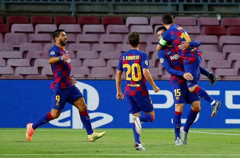 Pemain Barcelona Clement Lenglet (kedua kanan) merayakan golnya ke gawang Napoli di LIga Champions.