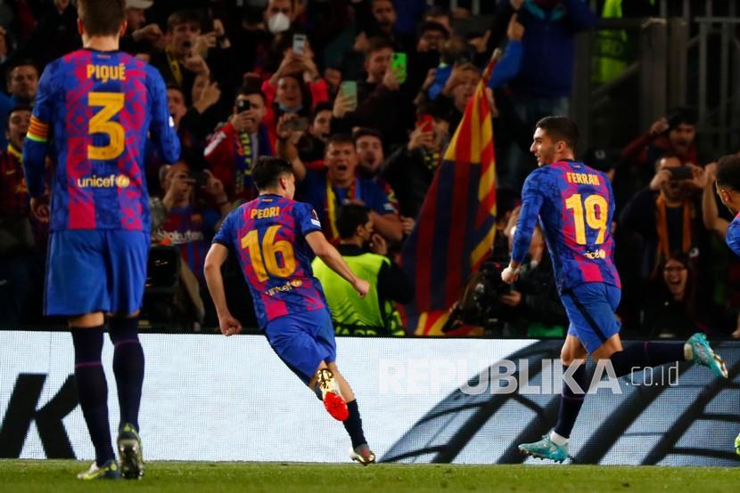  Pemain Barcelona Ferran Torres (kanan) merayakan setelah mencetak gol saat pertandingan sepak bola Liga Eropa antara Barcelona dan Napoli di Barcelona, ??Spanyol, Jumat (18/2/2022). 