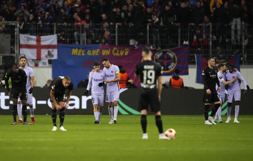 Pemain Barcelona Ferran Torres merayakan dengan rekan setimnya setelah mencetak gol pembuka timnya selama pertandingan sepak bola leg pertama perempat final Liga Europa antara Eintracht Frankfurt dan Barcelona di Commerzbank Arena di Frankfurt, Jerman, Kamis, 7 April 2022. 