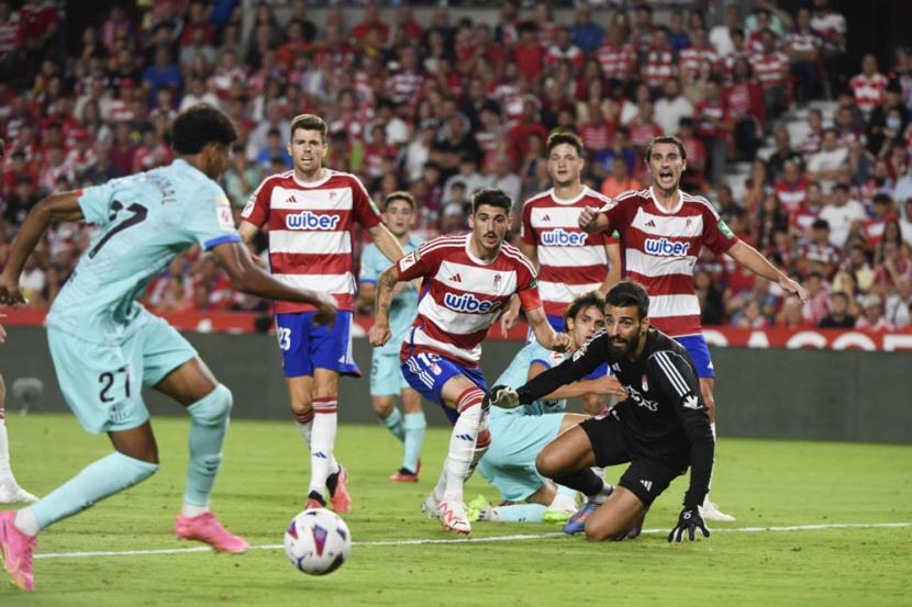Pemain Barcelona Lamine Yamal (kiri) mencetak gol ke gawang Granada dalam pertandingan sepak bola La Liga Spanyol di Granada, Senin (9/10/2023) dini hari WIB. Barcelona ditahan imbang Girona 2-2.