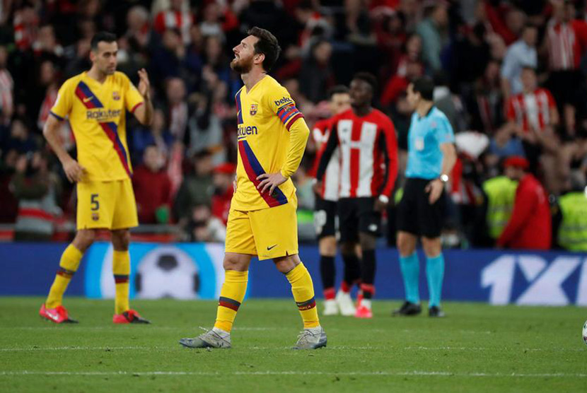 Pemain Barcelona Lionel Messi (tengah) dan Sergio Busquets di perempat final Copa del Rey (Piala Raja Spanyol) kontra Athletic Bilbao di Stadion San Mames, Bilbao.