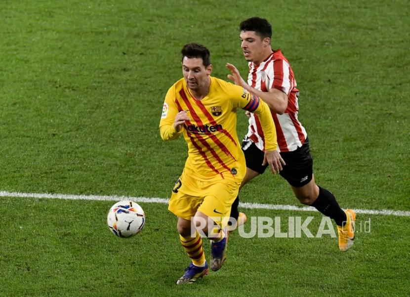 Pemain Barcelona Lionel Messi berlari dengan bola pada pertandingan sepak bola La Liga Spanyol antara Athletic Bilbao dan Barcelona di Stadion San Mames di Bilbao, Spanyol, Kamis (7/1) dini hari WIB.