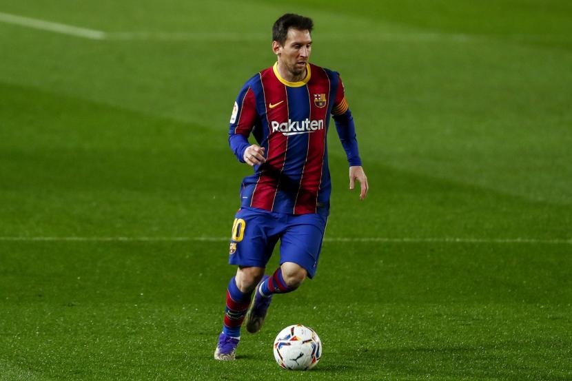  Pemain Barcelona Lionel Messi berlari dengan bola selama pertandingan sepak bola La Liga Spanyol antara FC Barcelona dan Levante di stadion Camp Nou di Barcelona, ??Spanyol, Minggu, 13 Desember 2020.