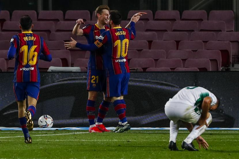 Pemain Barcelona Lionel Messi, kanan kedua, diberi selamat oleh Frenkie de Jong Barcelona setelah mencetak gol kedua dalam pertandingan sepak bola La Liga Spanyol antara FC Barcelona dan Elche di stadion Camp Nou di Barcelona, ??Spanyol, Rabu, 24 Februari 2021.
