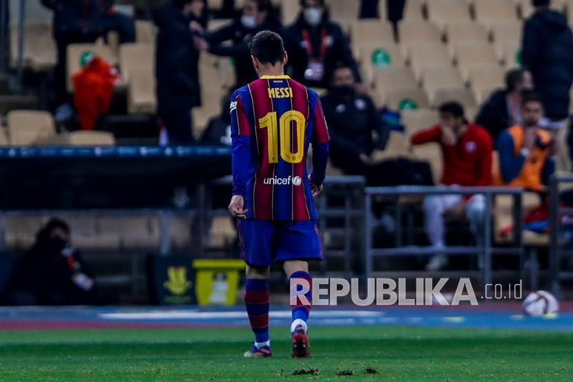 Pemain Barcelona Lionel Messi keluar dari lapangan setelah mendapat kartu merah saat pertandingan final Supercopa Spanyol melawan FC Barcelona di stadion La Cartuja di Seville, Spanyol, Senin (18/1) dini hari WIB. 