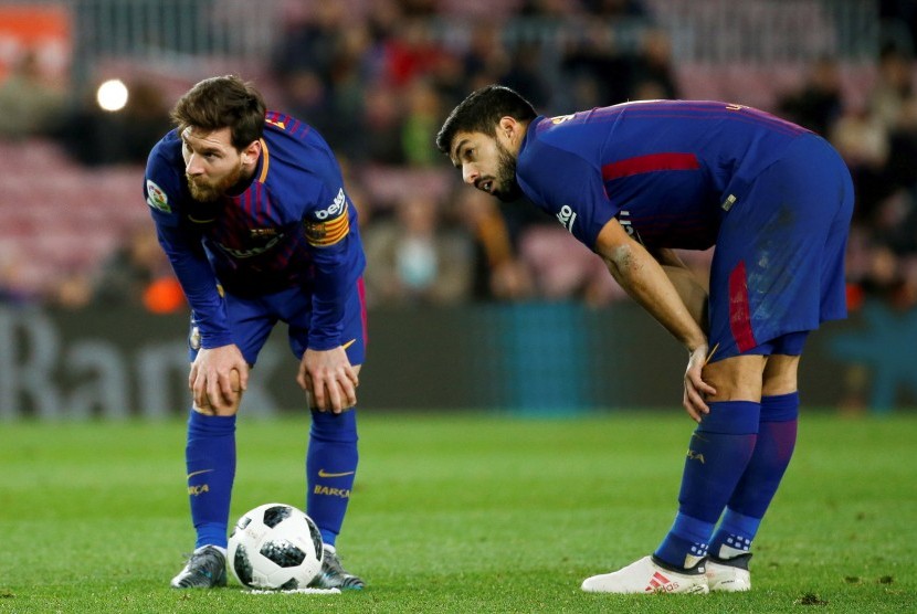 Pemain Barcelona, Luis Suarez (kanan) dan Lionel Messi), pada laga kontra Valencia di Camp Nou, Jumat (2/1) dini hari WIB. Barca menang 1-0 pada pertandingan ini. 