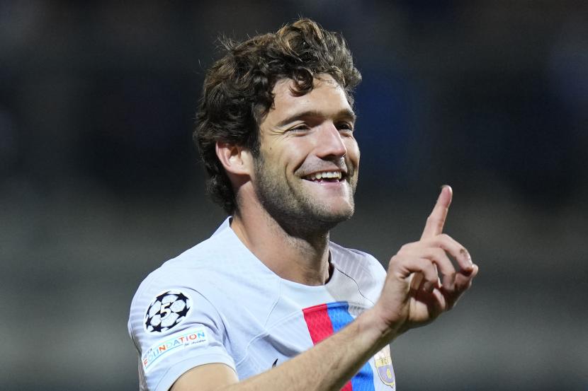 Bek kiri Barcelona Marcos Alonso yang menolak tawaran Manchester United.