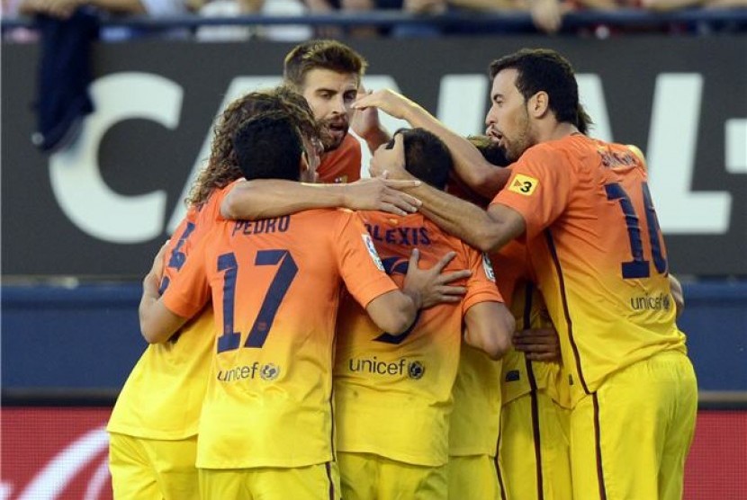 Pemain Barcelona melakukan selebrasi usai membobol gawang Osasuna di laga La Liga di Stadion Reyno de Navarra, Pamplona, pada Sabtu (26/8). 