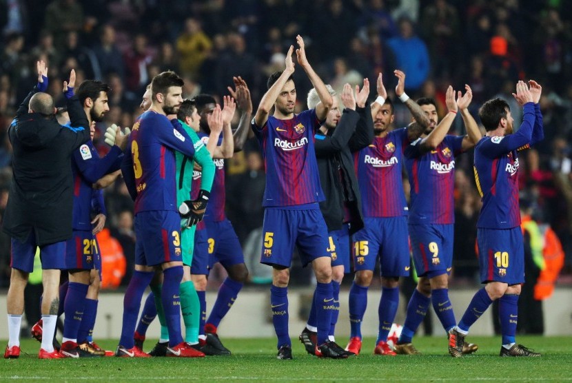 Pemain Barcelona merayakan keberhasilan lolos ke semifinal Copa del Rey 2017/2018, Jumat (26/1) dini hari WIB.