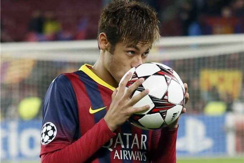 Pemain Barcelona, Neymar, mencium bola usai mencetak hattrick saat timnya menghadapi Celtic Glasgow di laga terakhir Grup H Liga Champions di Camp Nou, Barcelona, Rabu (11/12). 