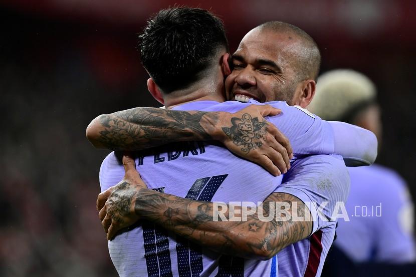Pemain Barcelona Pedri  (kiri) merayakan dengan Dani Alves setelah mencetak gol.
