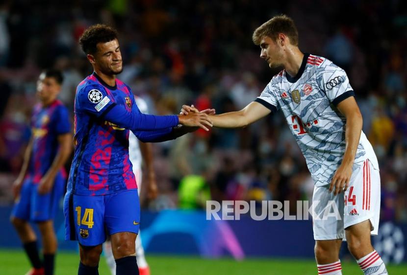  Pemain Barcelona Philippe Coutinho berjabat tangan dengan pemain Bayern Muenchen Josip Stanisic di akhir pertandingan grup E Liga Champions. Sebelumnya Barcelona kalah 0-3 melawan Muenchen