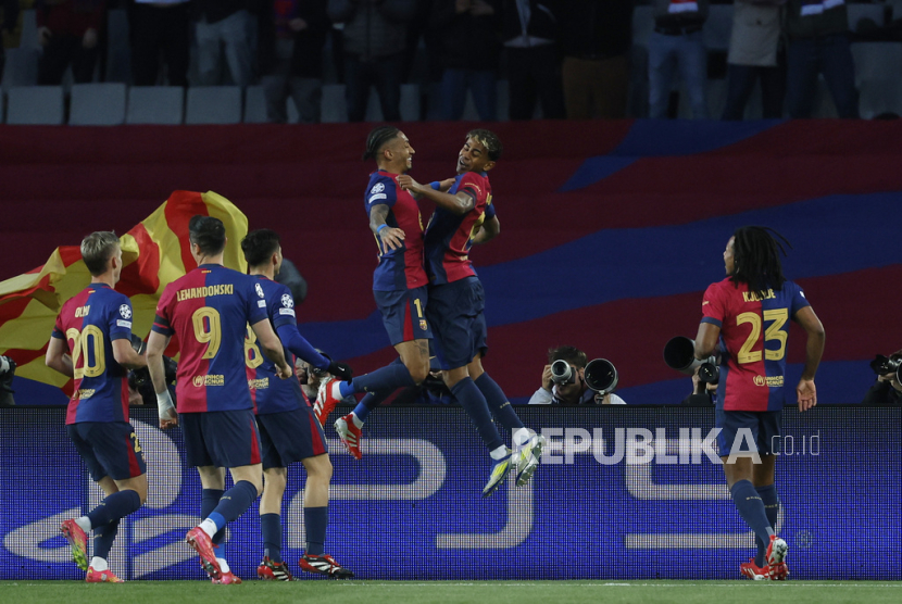 Pemain Barcelona Raphinha, kiri atas, merayakan gol bersama rekannya Lamine Yamal dalam pertandingan leg kedua babak 16 besar Liga Champions melawan SL Benfica di Stadion Olimpiade Lluis Companys di Barcelona, ??Rabu, 12 Maret 2025 dini hari WIB.. 